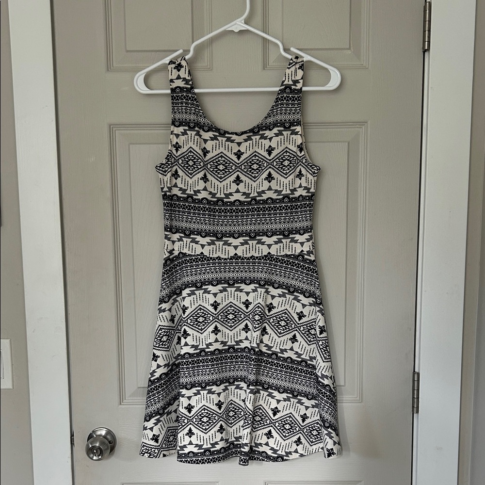 H&M Black and White Geometric Top